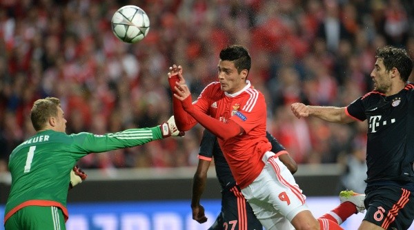 El portero calculó realmente mal y Raúl Jiménez aprovechó la oportunidad.