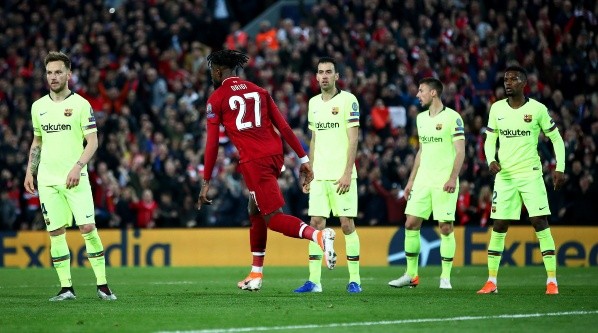 Origi celebra tras marcar el cuarto gol frente a Barcelona.