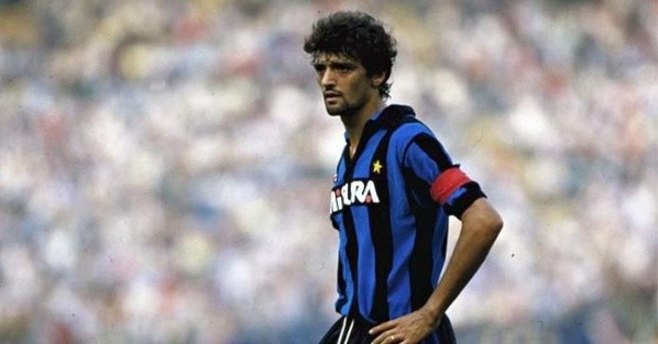 Alessandro Altobelli con la camiseta de Inter de Milán.