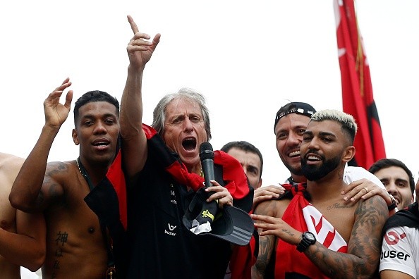 Jorge Jesus, o Mister do Flamengo, afirmou enquanto comemorava título da Libertadores que, junto aos torcedores, Flamengo é o maior clube do mundo