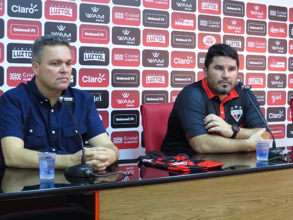 Adson Batista, presidente do Atlético-GO, junto ao Eduardo Barroca no dia que o treinador foi apresentado aos jornalistas