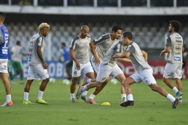 Evandro aquecendo junto aos companheiros - Foto: Ivan Storti/Santos FC