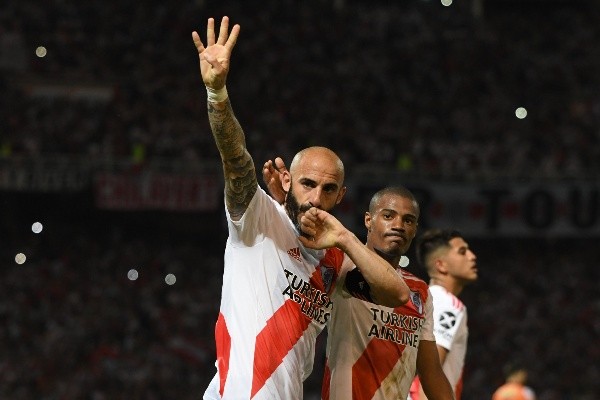 Javier Pinola festejando un tanto en River. (Foto: Getty)