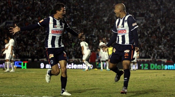 Humberto Suazo (derecha) celebra tras convertirle al Santos Laguna.