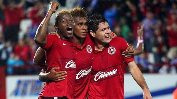 Duvier Riascos, Fidel Martínez y Pablo Aguilar celebran un gol de Tijuana.