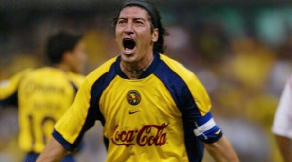 Iván Zamorano, una de las figuras del América (Foto: @bambam9oficial).