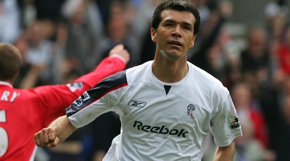 Fue el primer jugador mexicano en ser transferido a un equipo de la Premier League.