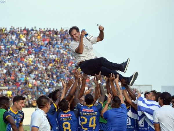 El festejo de Bustos con Delfín.