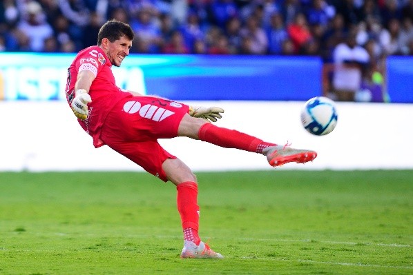 Rey muestra otra gran virtud, además de la de atajar: su buena pegada.