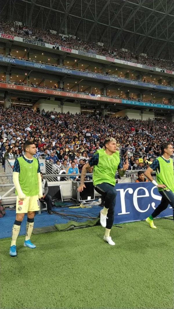 Nicolás Castillo precalentando en el Gigante de Acero (Foto: Karina Bobadilla)