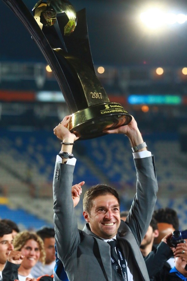 Diego Alonso alzando la Concachampions 2017 con Pachuca.