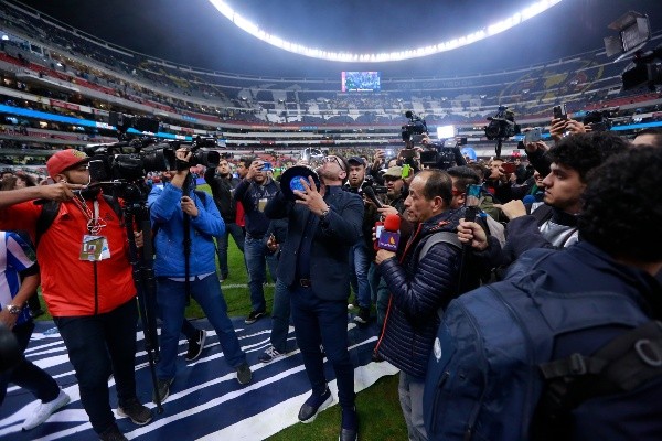 Mohamed con el objeto más deseado.