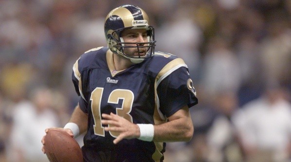 Llevó a los Rams a la gloria en el 2000.