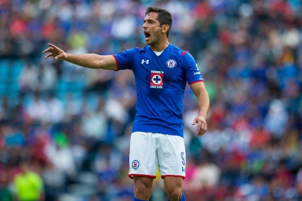 Santa Cruz da indicaciones en el duelo frente a Tijuana por la Liga MX 2015.