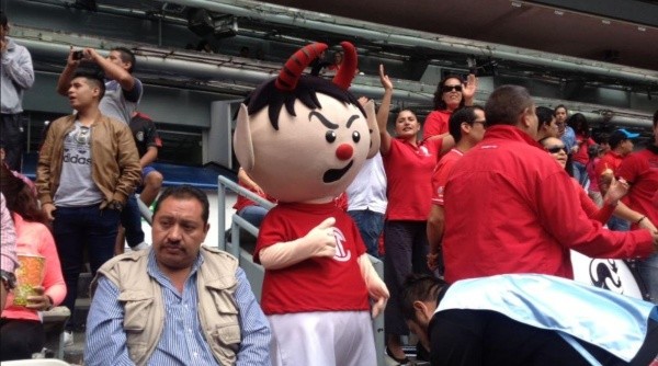 Diablito en las gradas con los aficionados del Toluca en el Estadio Azteca (Foto @tolucafc_fb).