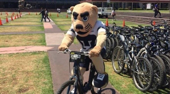 Goyo andando en bicicleta por el complejo de la Universidad Nacional (Foto @UNAM_MX).