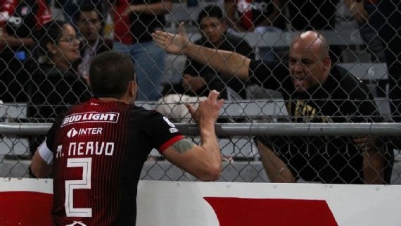 Nervo intenta convencer a los hinchas para que no griten canciones discriminatorias.