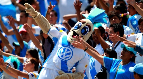 Max Camote con la afición del Puebla.