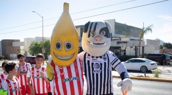 Rayito junto a Monty, mascota de Monterrey (Foto @luis_maskarin)