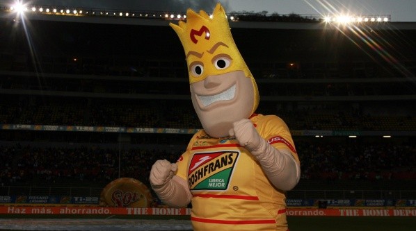 Súper Monarca posa para la foto.