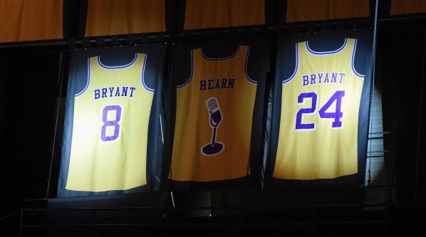 Los números 8 y 24, retirados en los Lakers en homenaje a Kobe.
