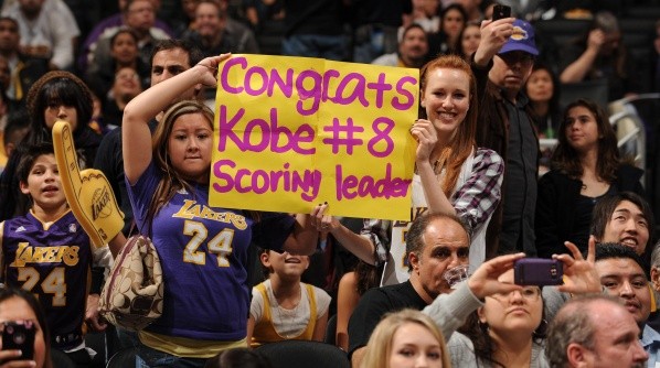 Fanáticas felicitando a Kobe por su logro.