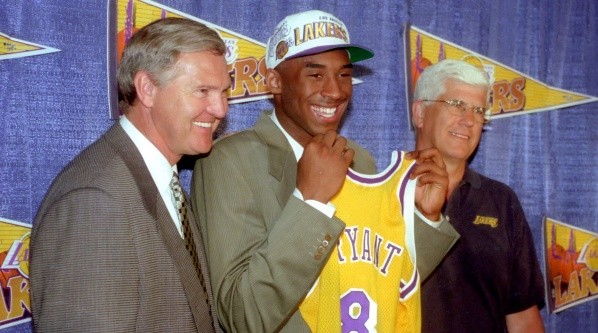 Kobe ya con el jersey de los Lakers.