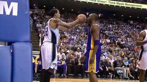 El momento en el que Barnes le lanza un falso pase a la cara. Kobe, quieto.