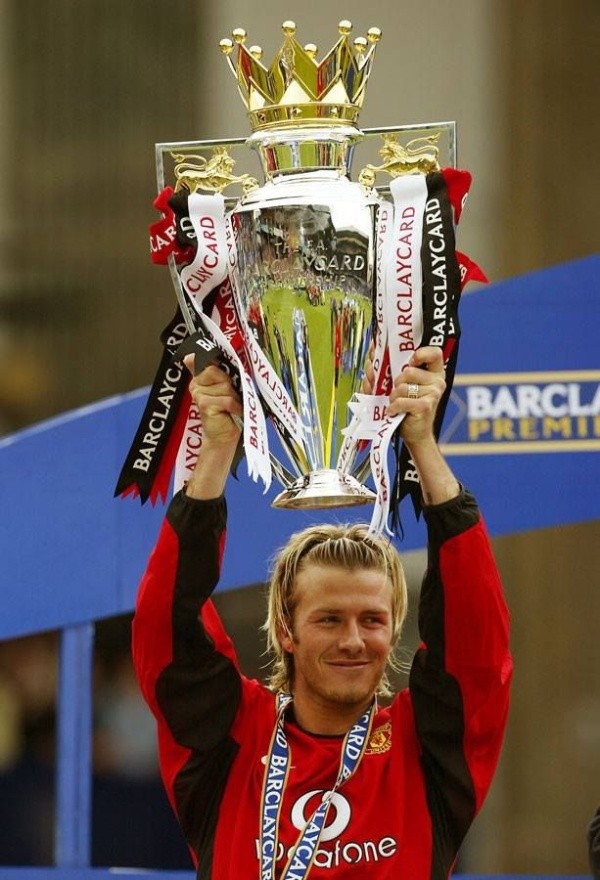 Beckham alzando la Premier League con Manchester United.