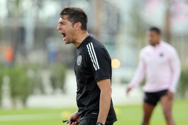 Diego Alonso, DT de Inter Miami dirigiendo la práctica. Foto:Sun Sentinel
