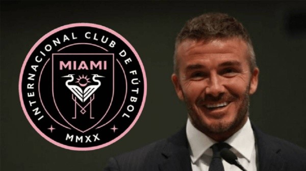 El escudo de Inter Miami junto a Beckham, uno de los propietarios del club.