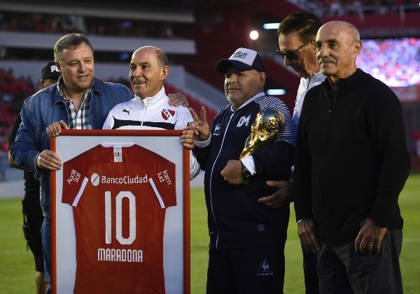 Camiseta especial y Copa del Mundo: así homenajeó Independiente a Maradona. (Foto: Getty)