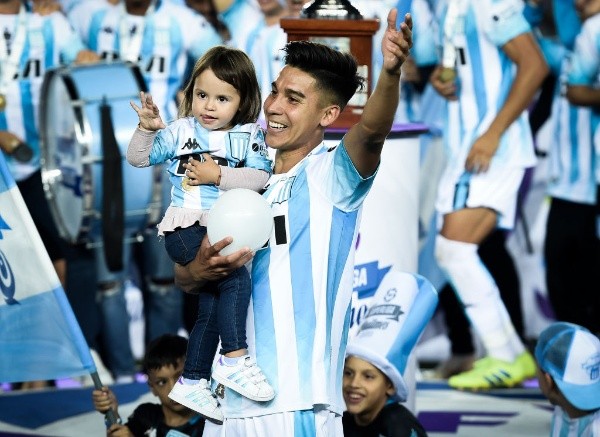 Pol, festejando junto a su hija el título en Racing. (Getty)