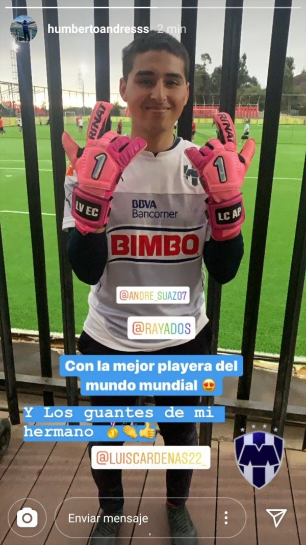 Andre Suazo con la playera de Monterrey.