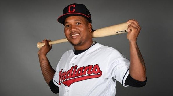 Ramírez posando con el jersey de los Indians.