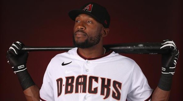 Marte podando con el jersey de los Diamondbacks.