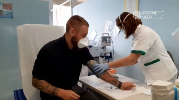 De Rossi donando sangre.
