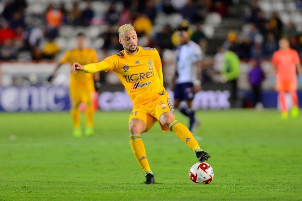 El Diento López controla el balón en duelo frente a Pachuca.