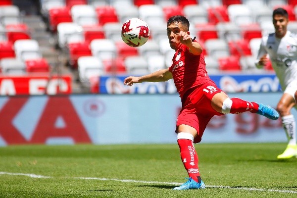 Fernández, siempre activo y participativo. Esta vez, frente a Atlas.