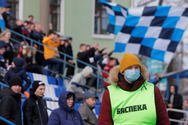 Fans en Bielorrusia con mascarillas.