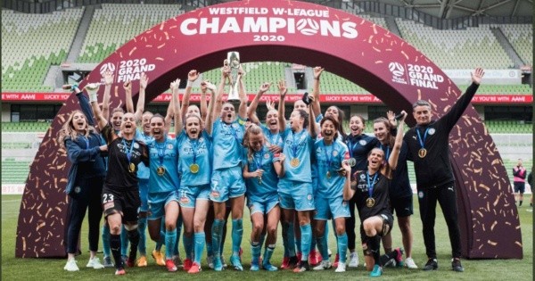 Melbourne City, alzando el título de fútbol femenino en la liga de Australia.