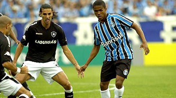 Douglas Costa: em ação pelo Tricolor Gaúcho (Foto: Divulgação/Grêmio)