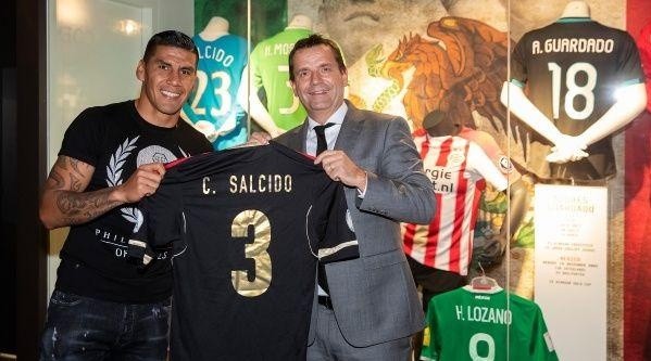 Salcido being presented with the number 3 jersey.
