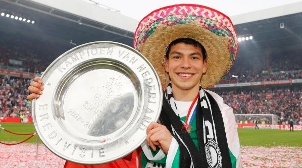 Lozano holding the Dutch Eredivisie trophy.