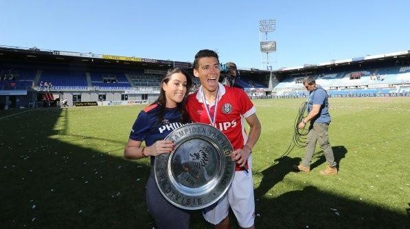Moreno celebrating the Eredivisie title with Twente.