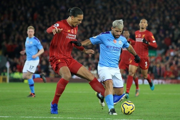 Agüero y van Dijk disputan la pelota en un Manchester City – Liverpool (Foto: Getty)