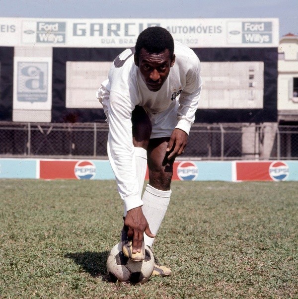 Pelé marcó un antes y un después en el fútbol vistiendo la camiseta del Santos (Foto: Getty)