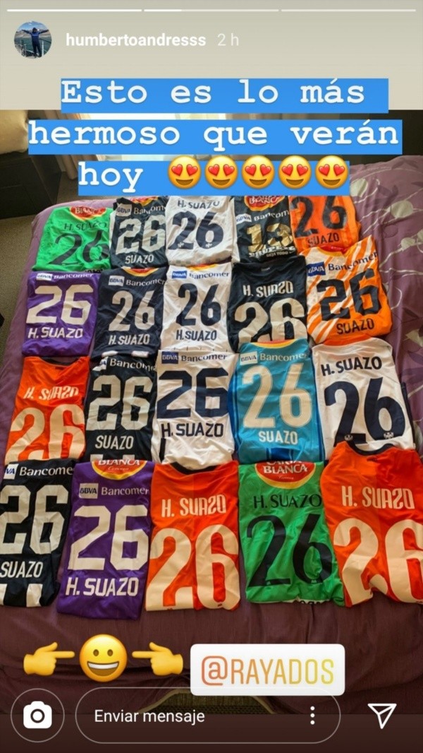 Así presume su colección de playeras de Rayados.