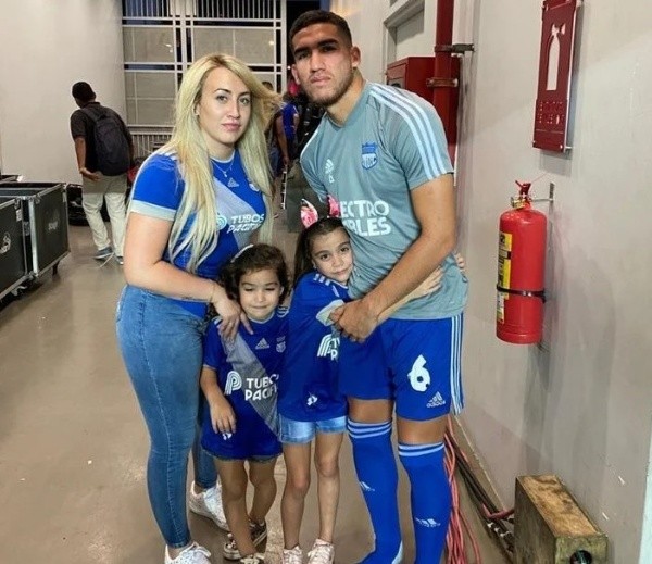 Leandro Vega junto a sus familiares.