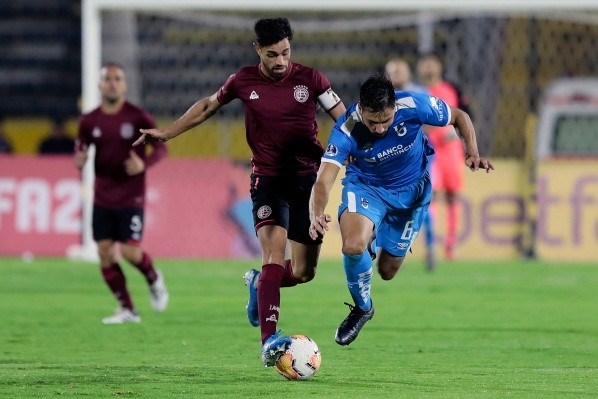 Acosta disputa una pelota ante un rival de la Universidad Católica de Quito (Foto: Getty)